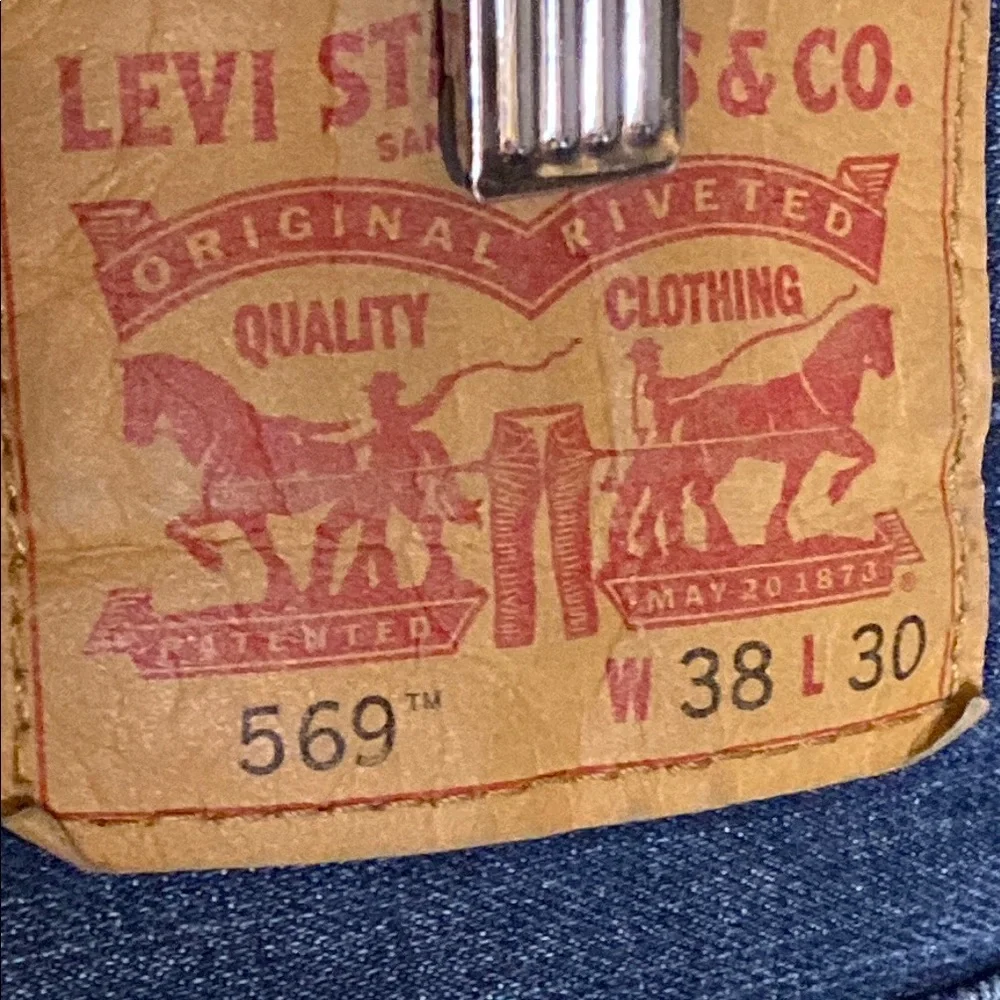 Levi’s 569 Loose fit straight Men's Blue Jeans size 38x30 darker wash color